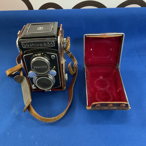 Vintage Yashica 635 twin lens reflex camera in good condition.