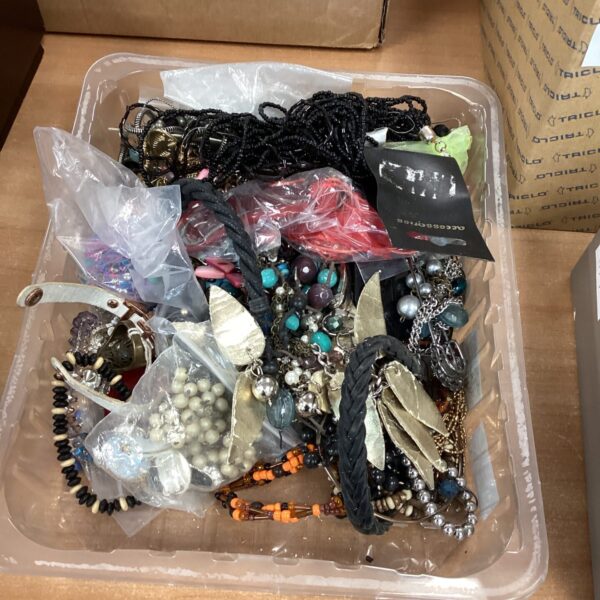 Mixed lot of colourful costume jewellery necklaces.
