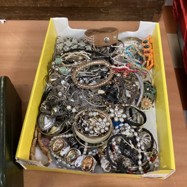 Tray of mixed vintage and costume jewellery pieces.