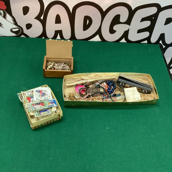 Mixed lot of vintage stamps and small collectibles.