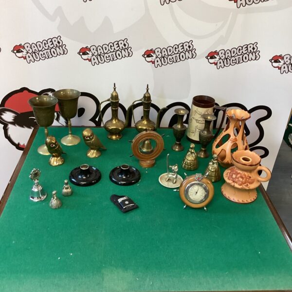 Vintage brass and copper lot with various decorative items.