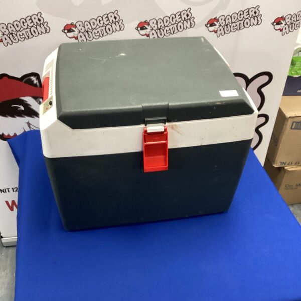 Front view of a portable 12V cool box with a carry handle.