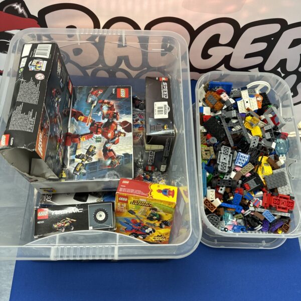 Assorted Lego lots with sealed sets, including Lego Technic.