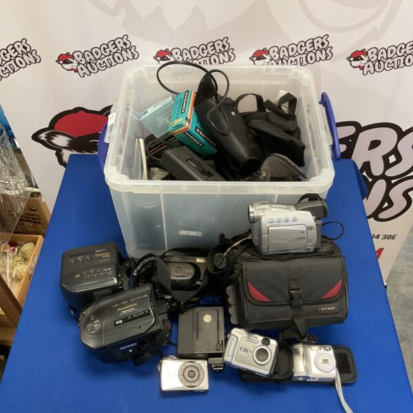 Mixed lot of vintage cameras and camcorders from Canon and Panasonic.