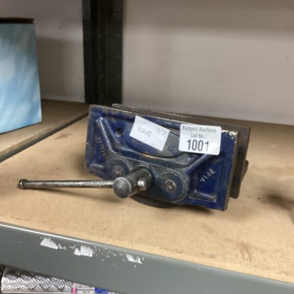 Vintage bench vice, metal workshop tool, British made.