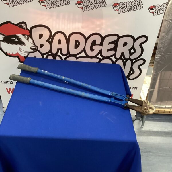 Large bolt croppers, heavy duty metal cutting tool.