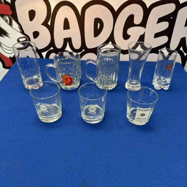 Vintage branded drinking glasses, including Harp Lager, in a lot.