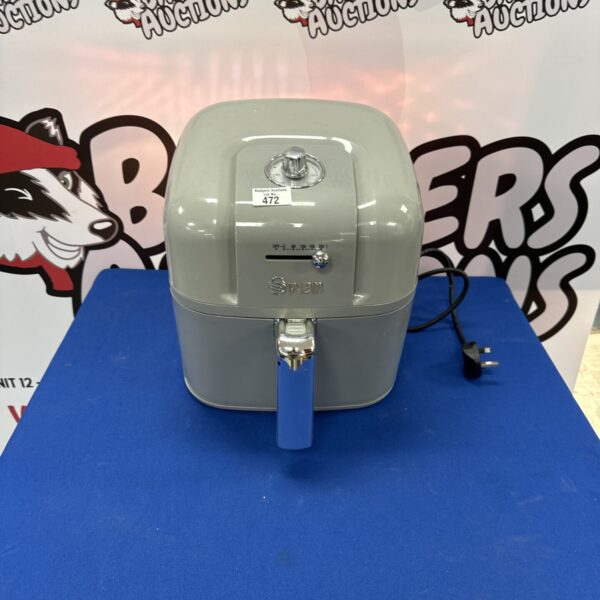 Front view of a light-coloured Swan air fryer.