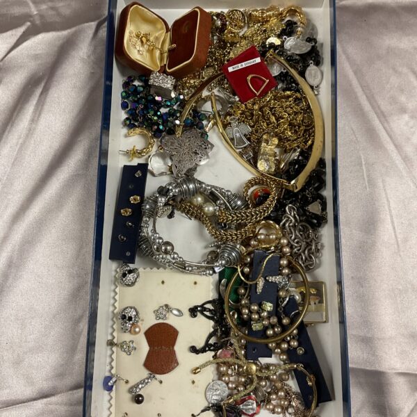 Tray of assorted vintage costume jewellery, including necklaces and brooches.