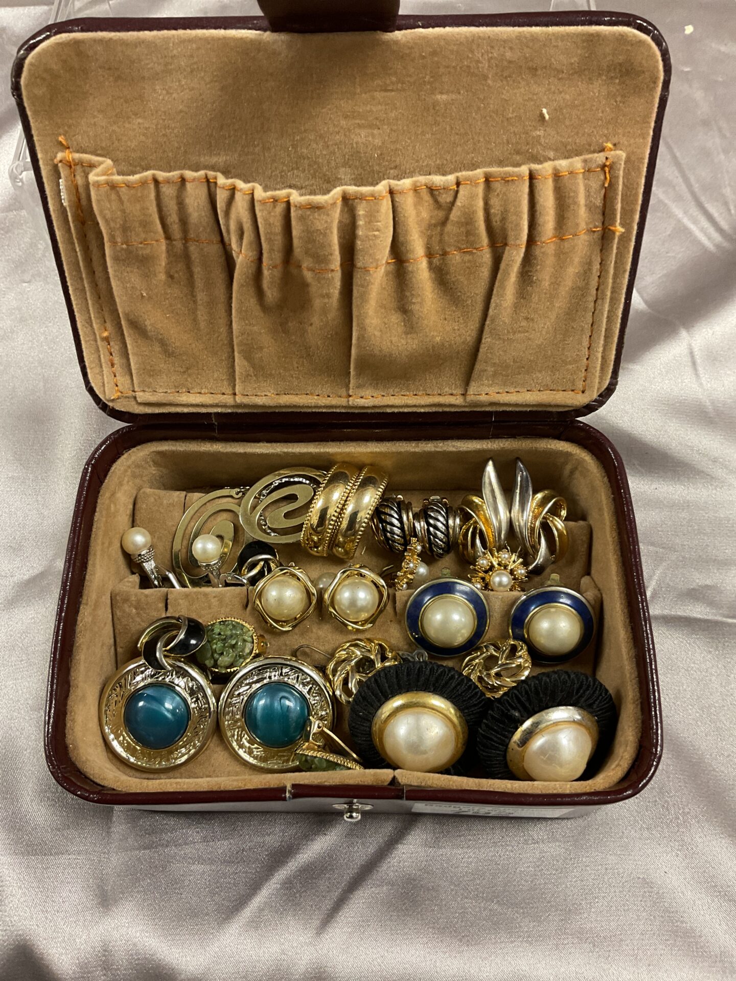 839 Leather Jewellery Box of Clipon Earrings