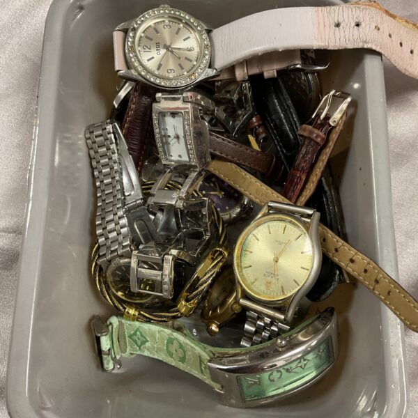 Tray of assorted vintage and modern wristwatches for repair.
