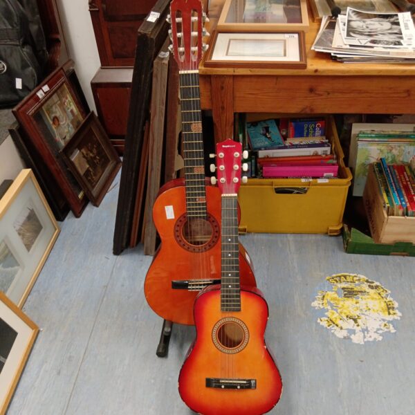 Sunburst finish Valencia CG160 3/4 acoustic guitar for beginners.
