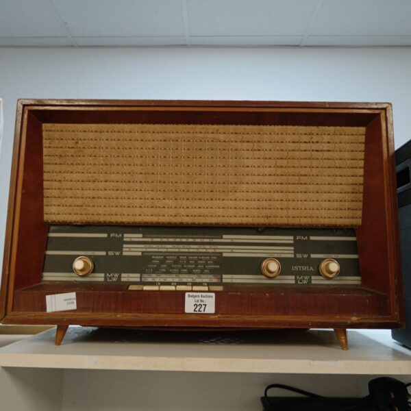 Front view of a vintage Istria valve radio.