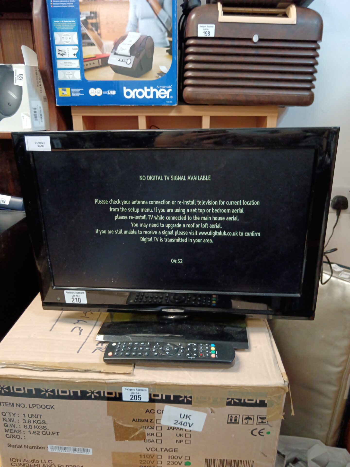 210 Unbranded 19″ hd TV with built in dvd player working with remote