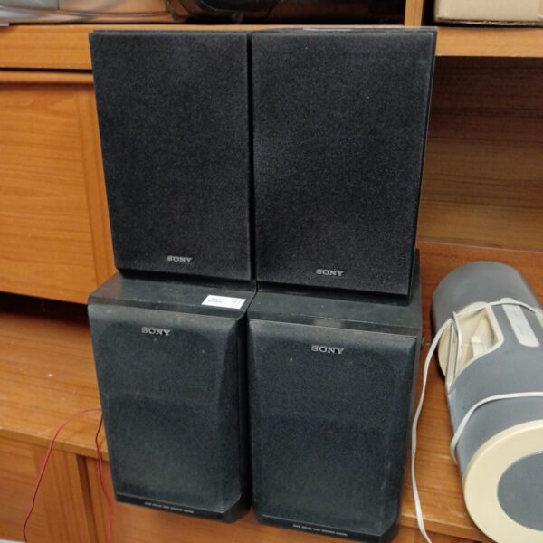 Vintage Sony bookshelf speakers ss-ceh15 and ss-h1600 in a pair.