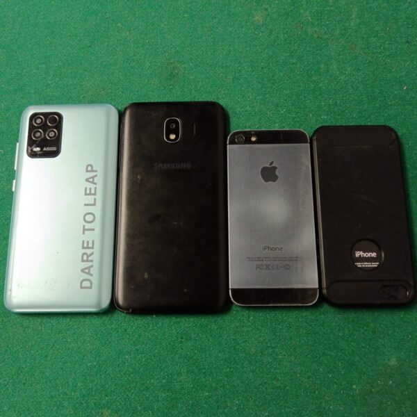 Mobile phone lot including Apple iPhone and Samsung smartphones.