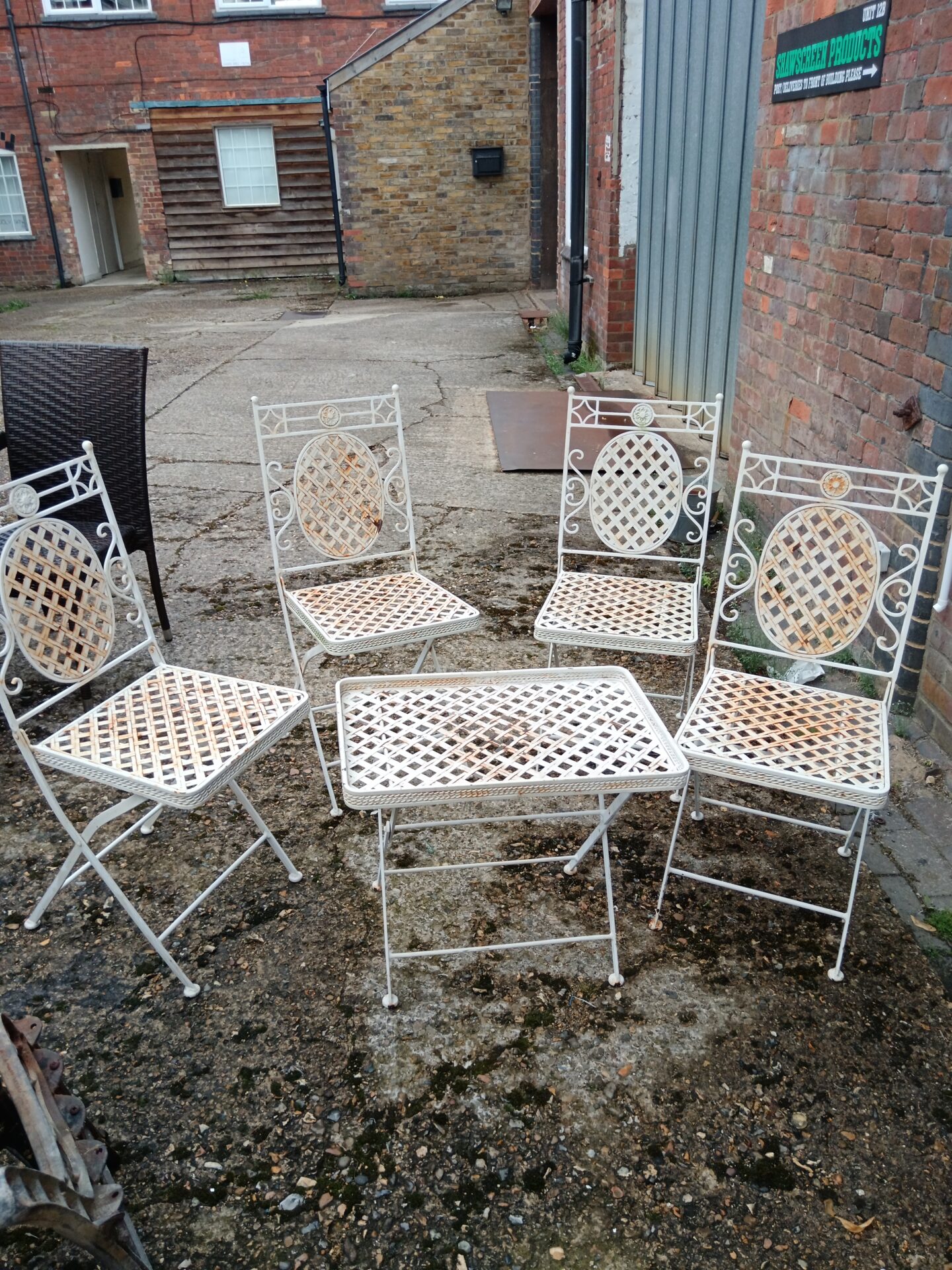 1204 Metal garden table with four chairs