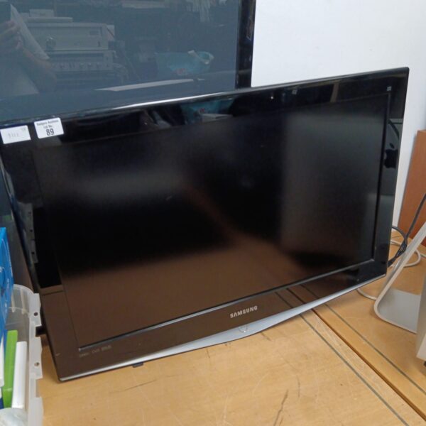 Samsung 32 inch HD TV flat screen for home entertainment.
