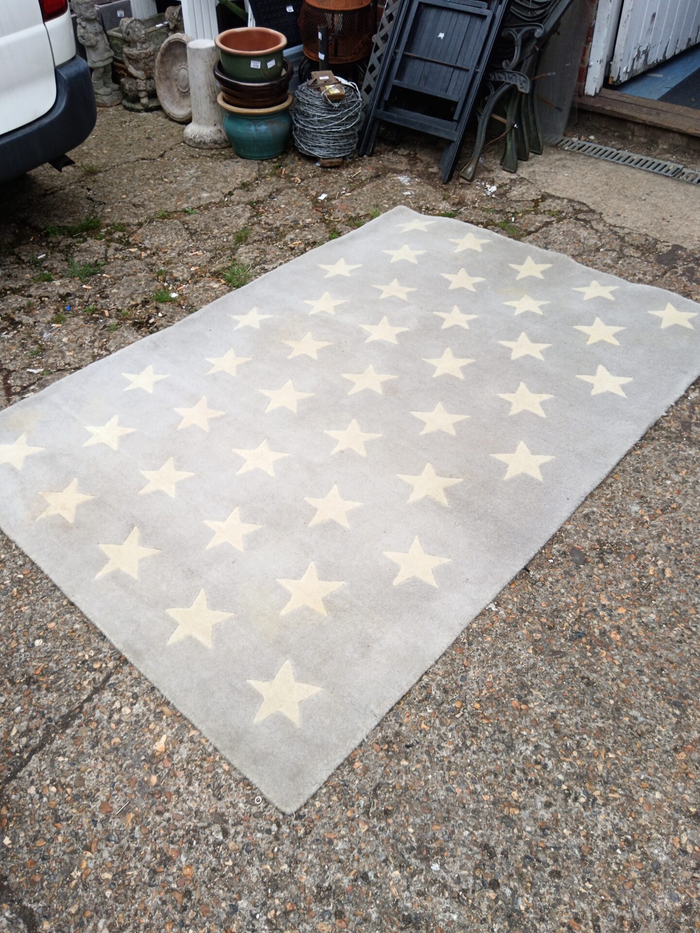 503 Beige & grey star pattern rug 6ft x 4.5ft (needs a clean)