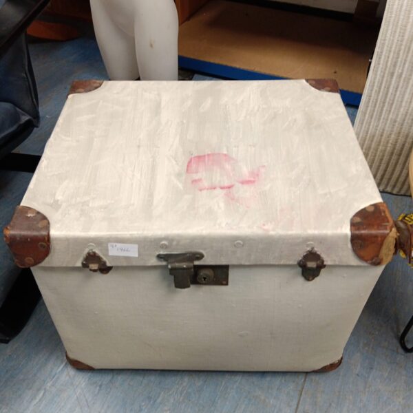 Vintage grey featherweight transit box with brown accents.