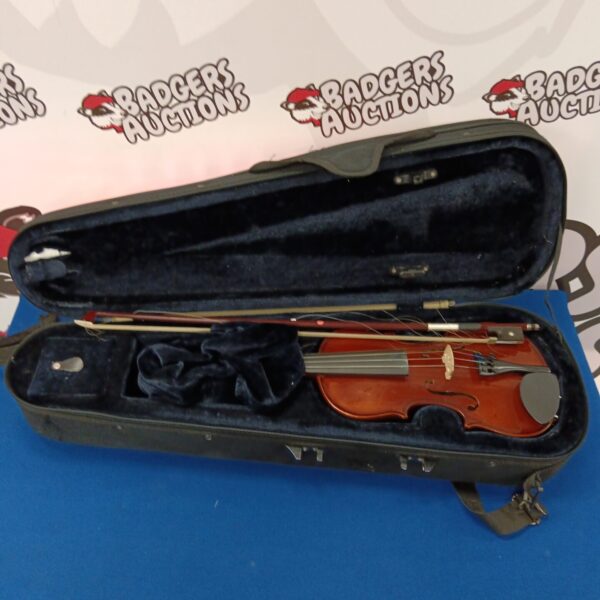 Palatino Van 450 1/4 violin outfit with bow and case.