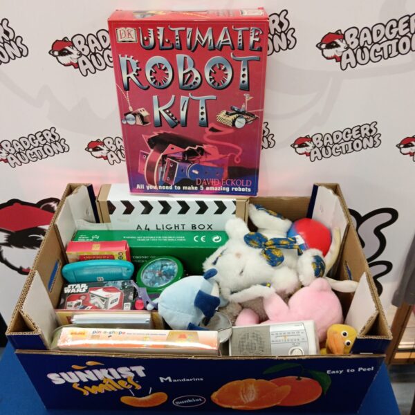 Mixed lot of vintage toys including an Ultimate Robot Kit.