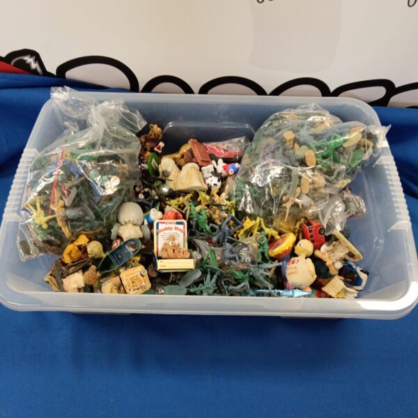 Mixed lot of vintage and modern toy soldiers and figures.