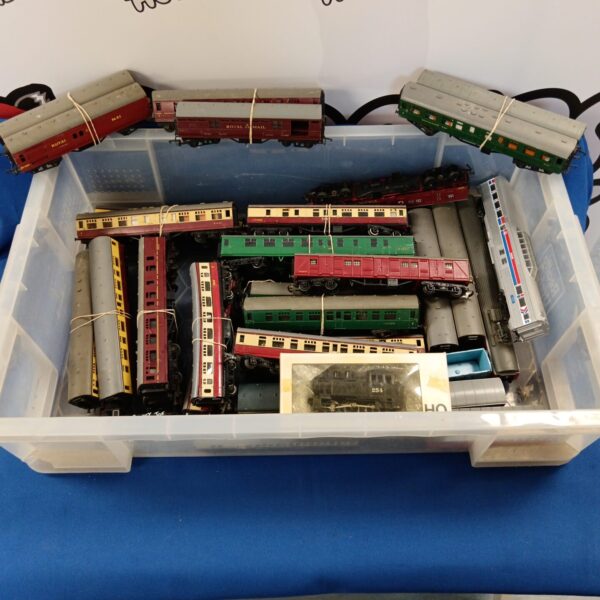 Large lot of vintage Hornby and Triang trains and railway rolling stock.