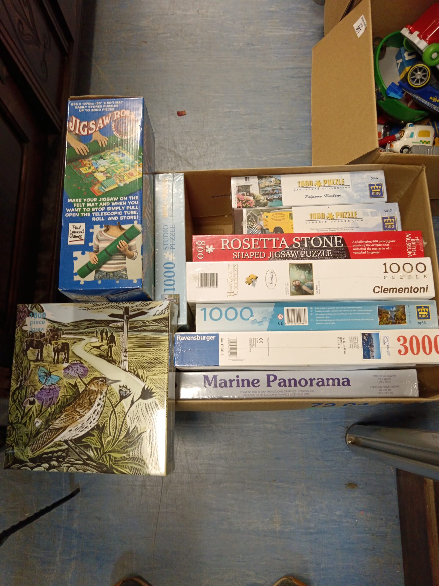 402 Box of 9 new & sealed jigsaw puzzles with roll mat
