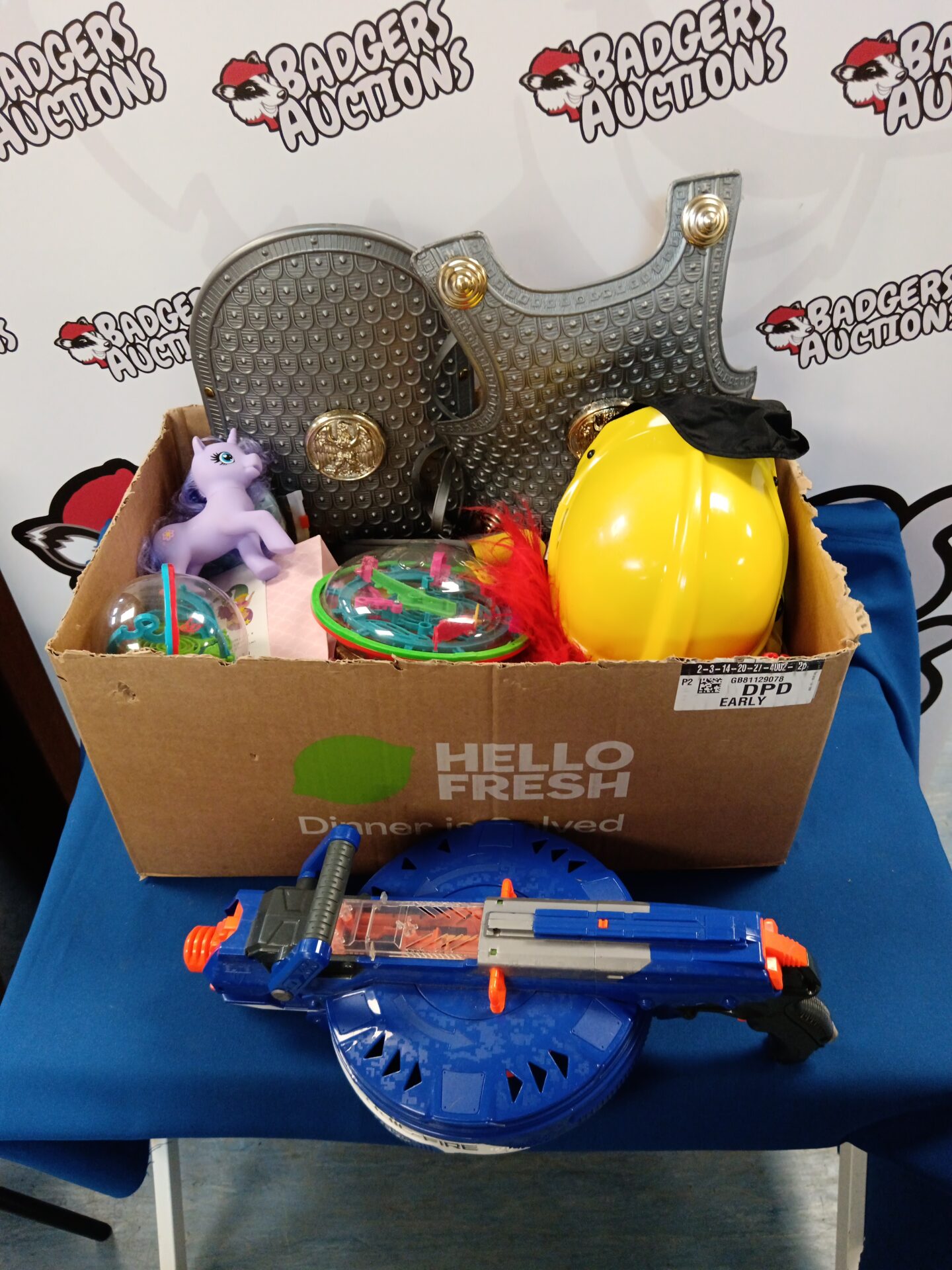 425 Box of children’s toys & fancy dress including nerf