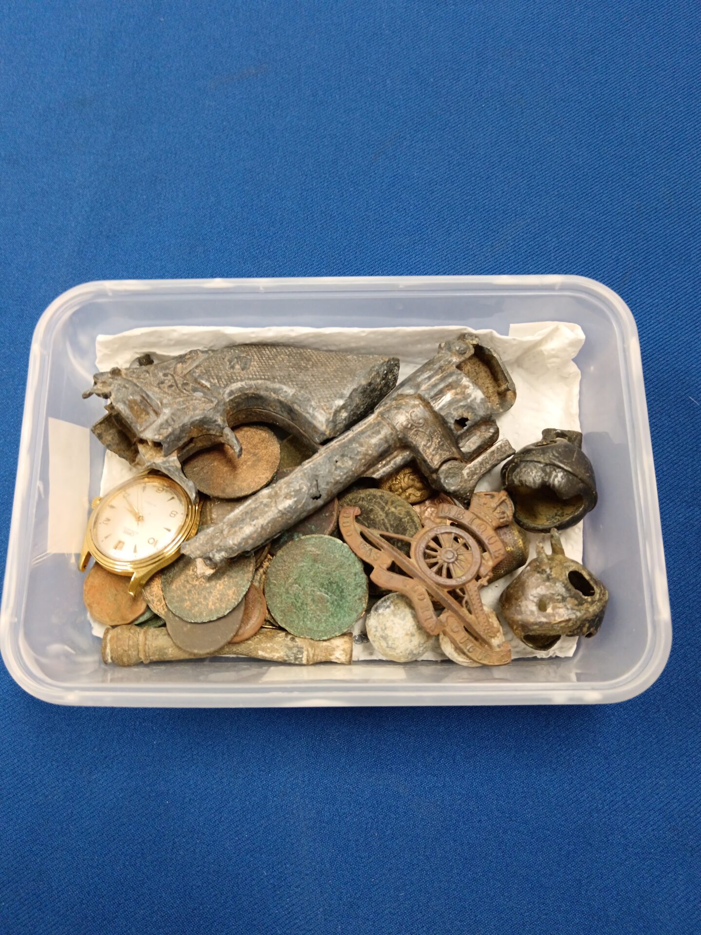 785 Tray of curios & metal detector finds