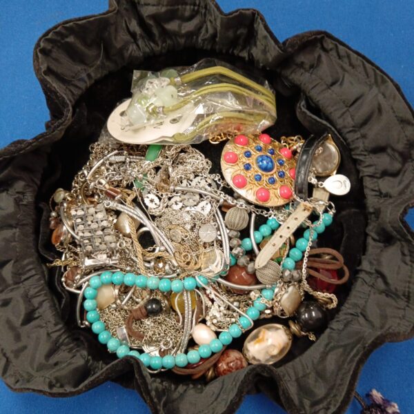 Mixed lot of vintage and fashion costume jewellery.