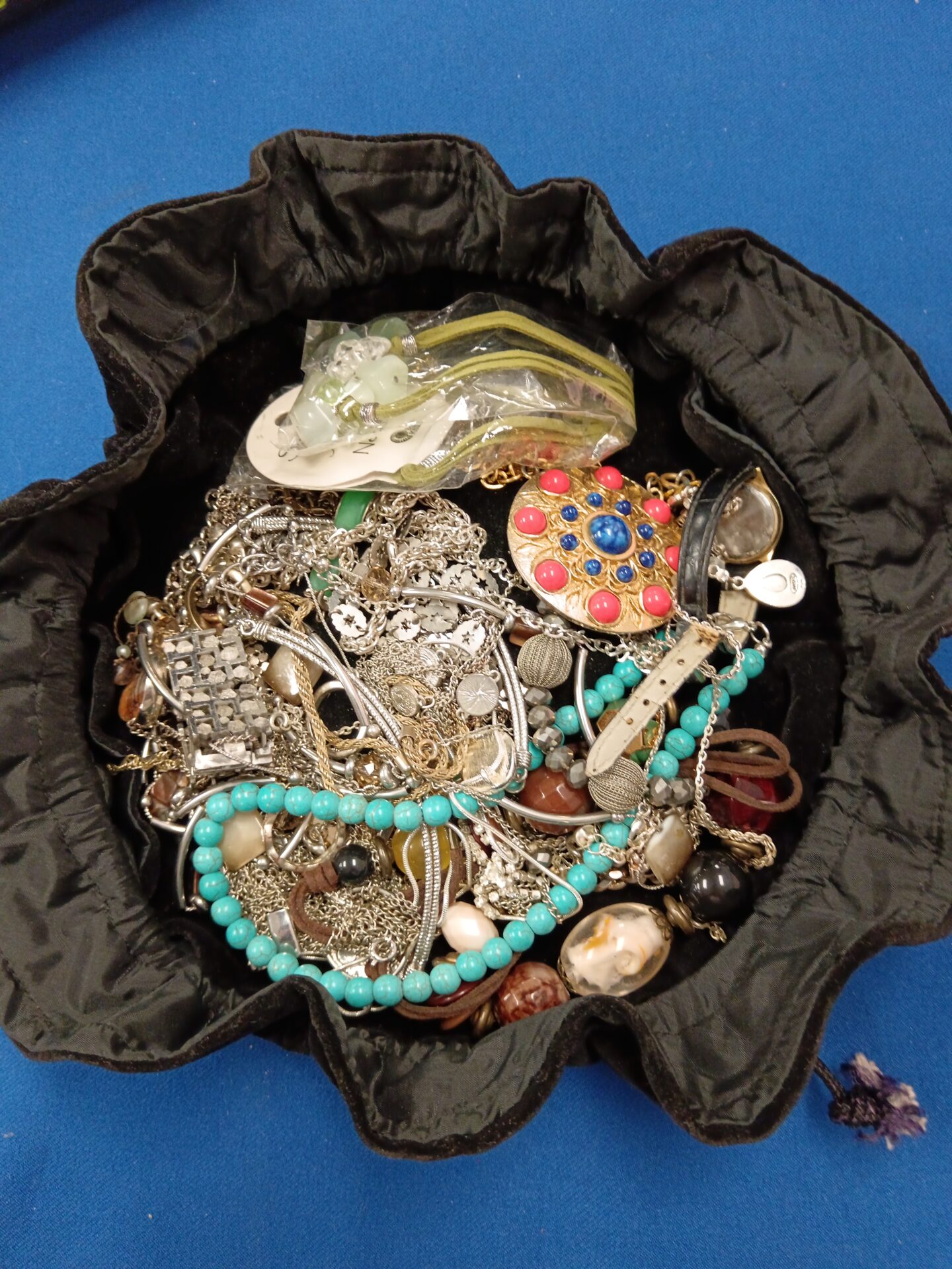 768 Bag of mixed costume jewellery