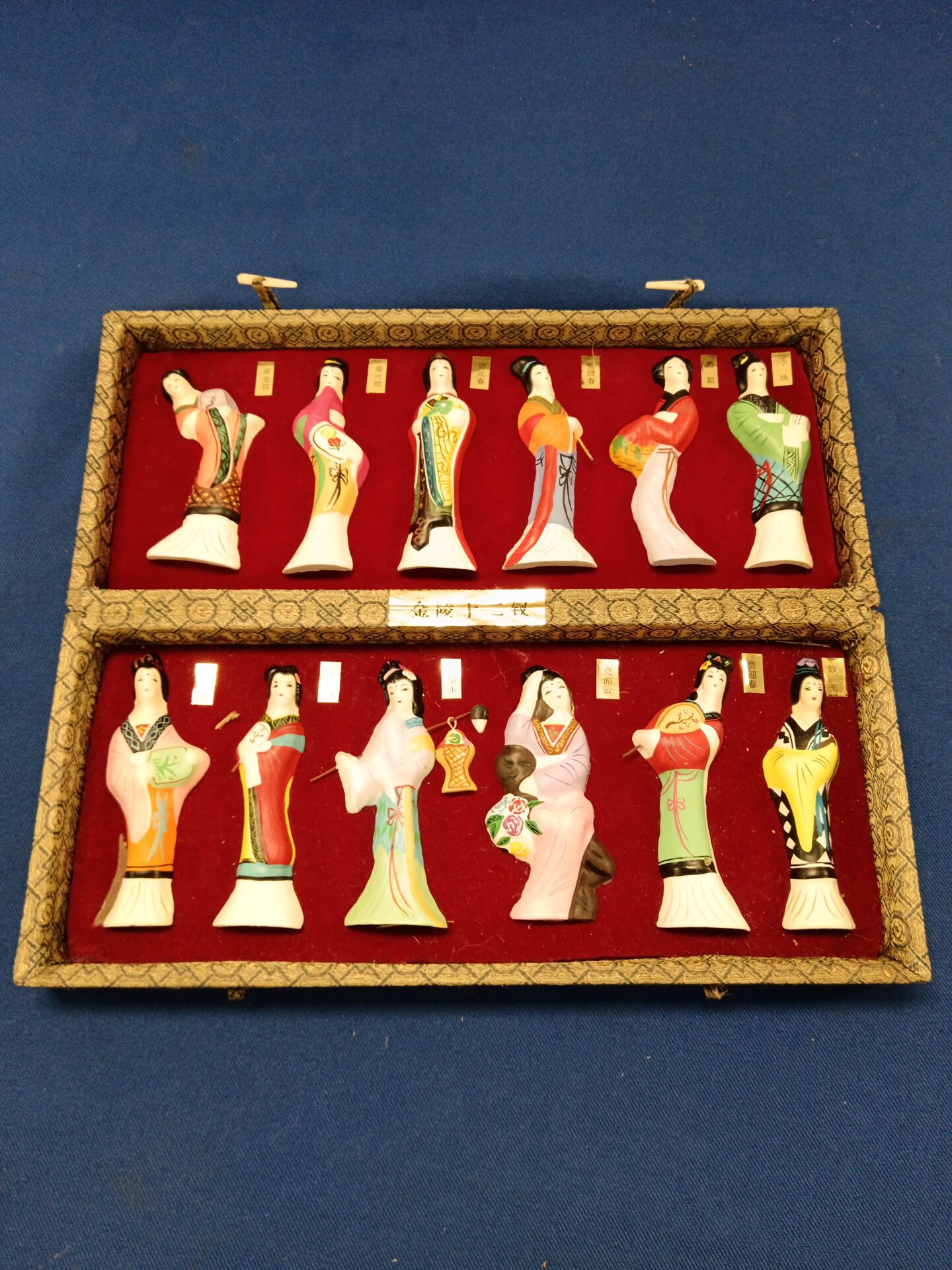044 Set of chinese girls in presentation case