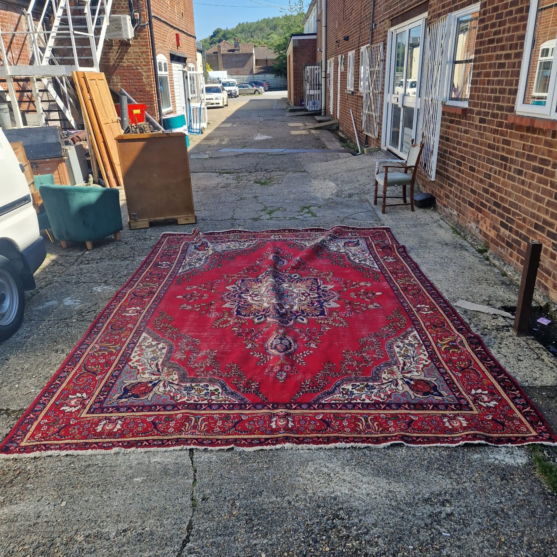 621 Very large red floral patterned rug approximately 8ft x 12ft