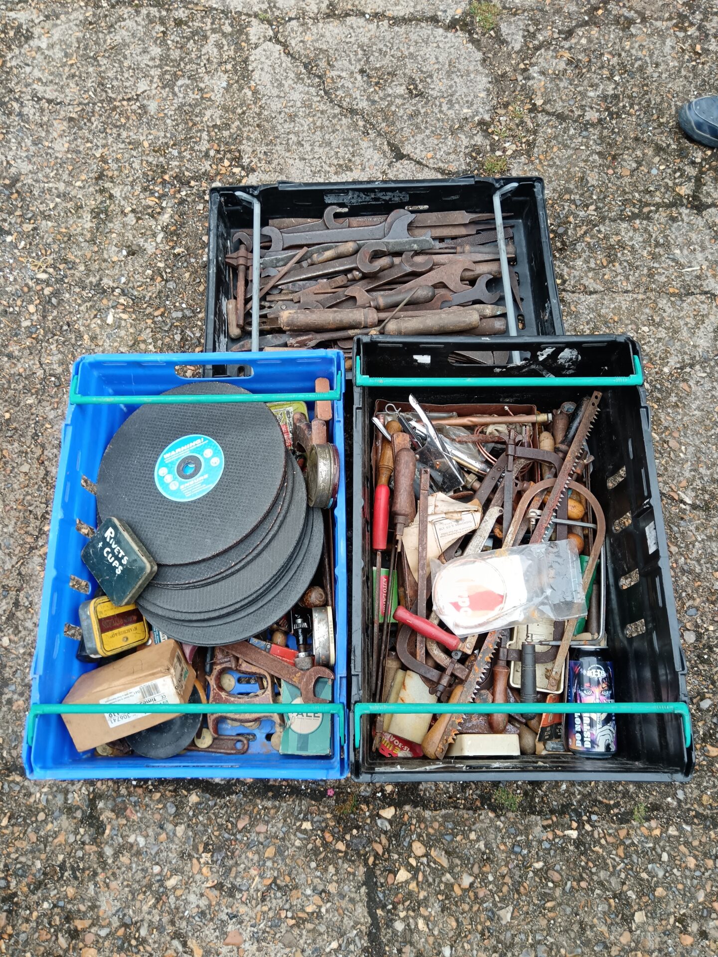1114 Three trays of vintage tools & cutting disks