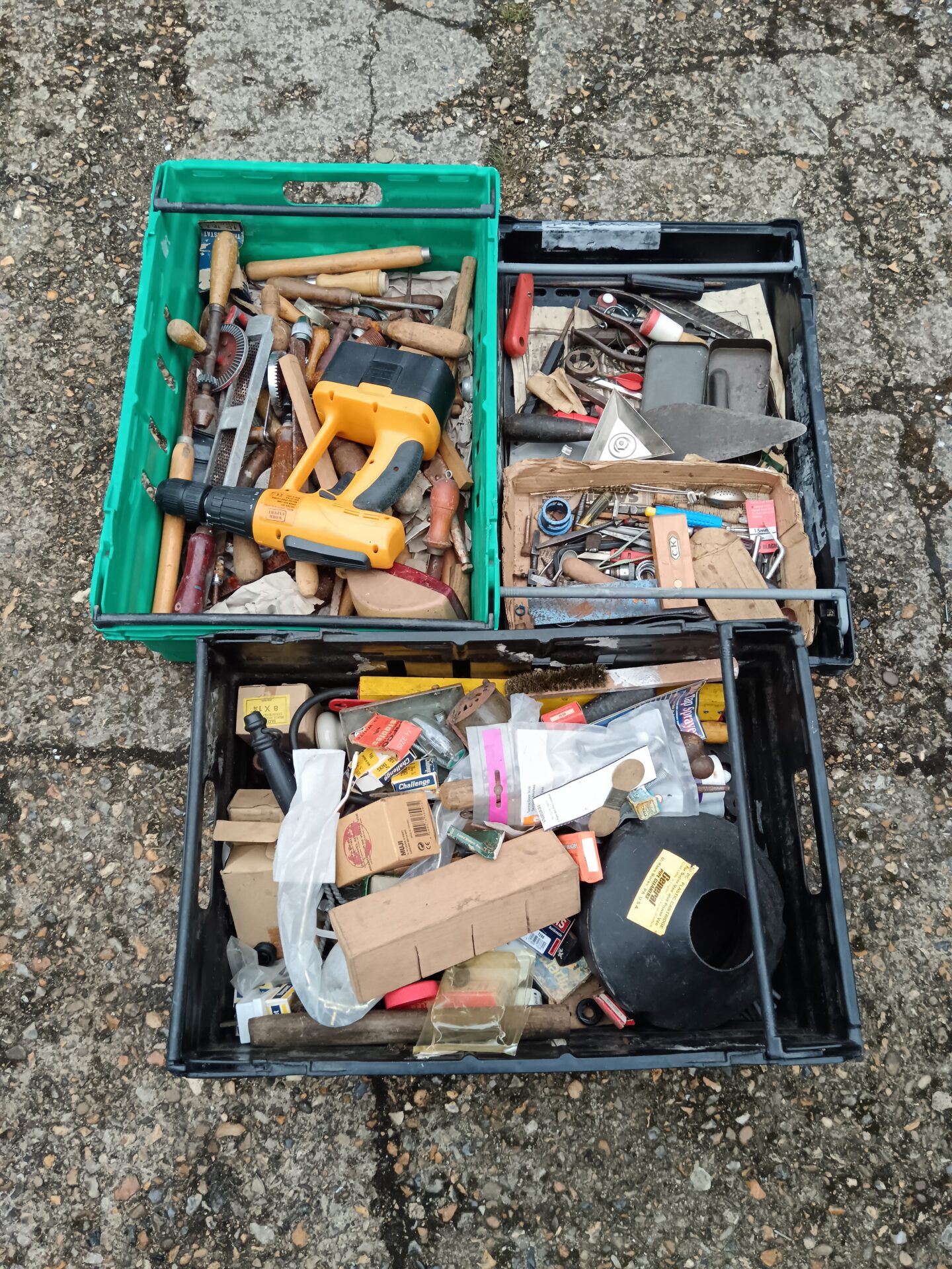 1117 Three trays of tools & hardware including shears