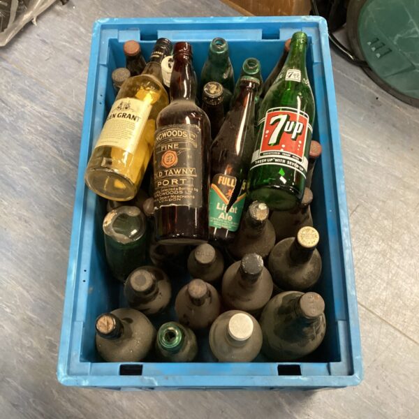 Vintage glass bottle lot including 7up, port and whisky.