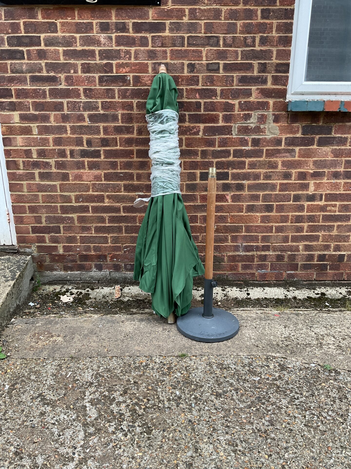 1086 Green large parasol with base
