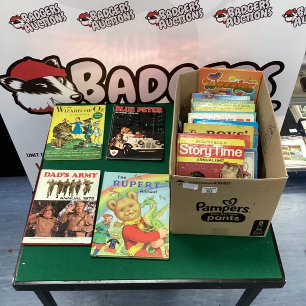 Mixed lot of vintage children's annuals and storybooks for collectors.
