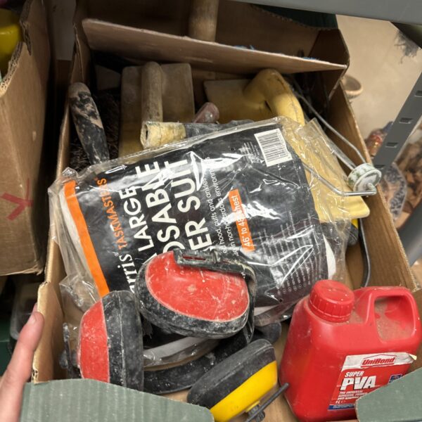Mixed lot of shed clearance tools including a plasterers float.