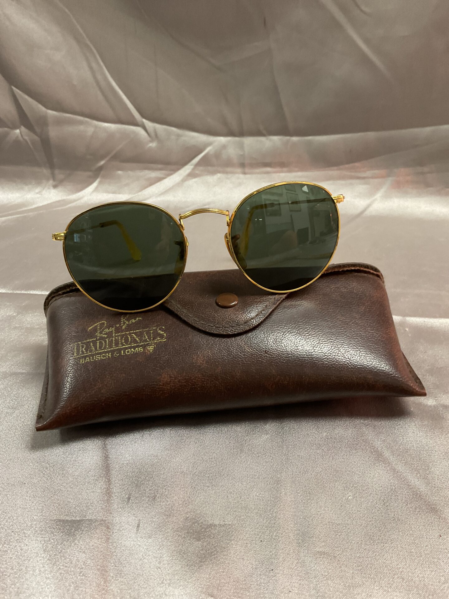 719 Pair of vintage Ray ban sun glasses with case