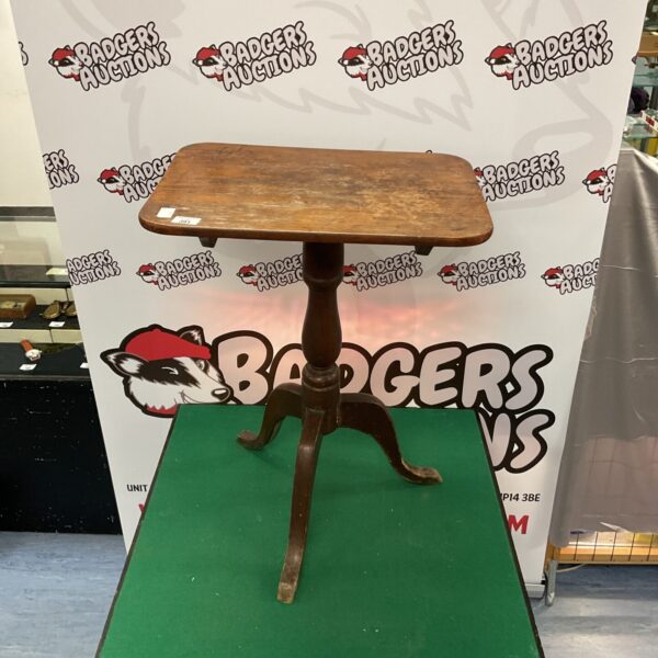 Antique Victorian mahogany tilt top table with curved legs.