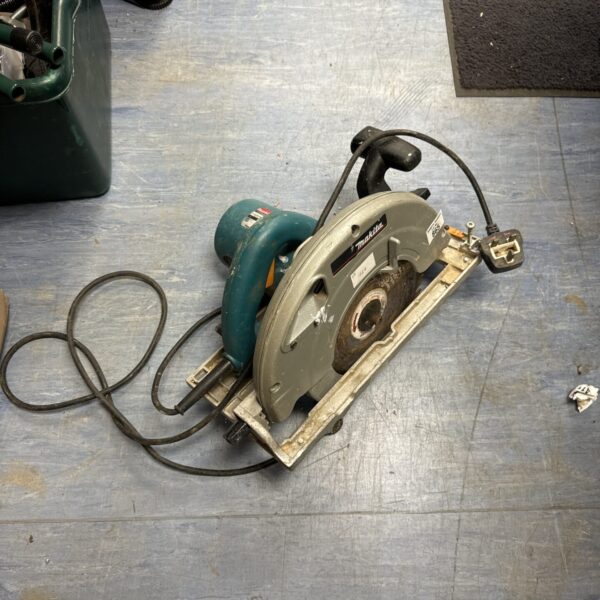 Vintage Makita 5903R circular saw for spares or repair.