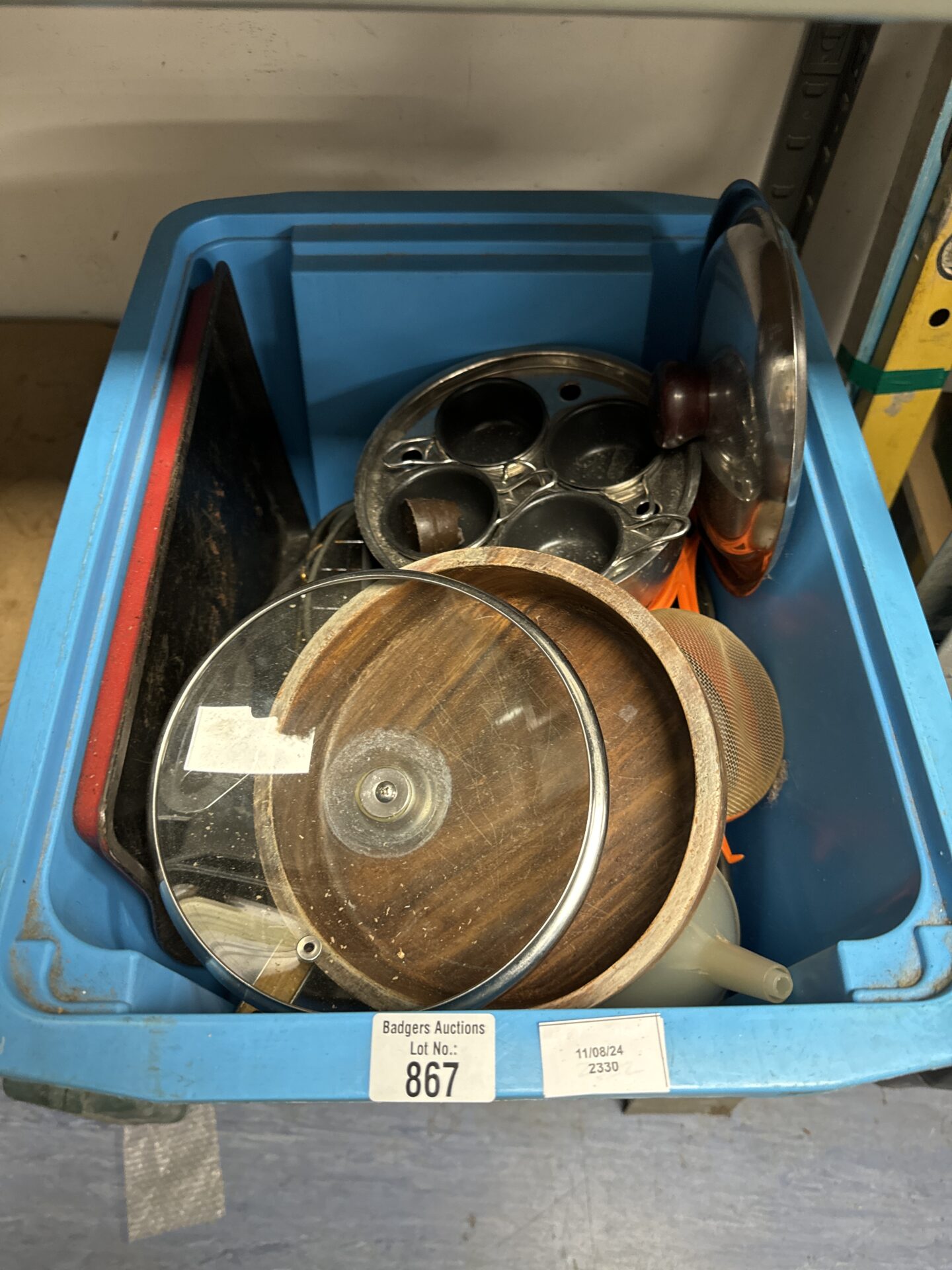755 Box of assorted kitchen items