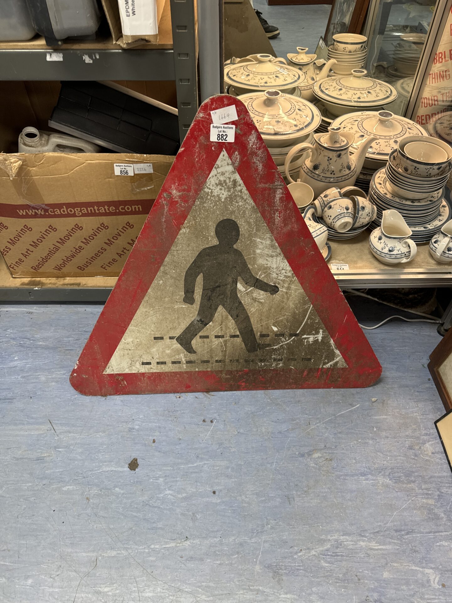 882 Pedestrian crossing road sign