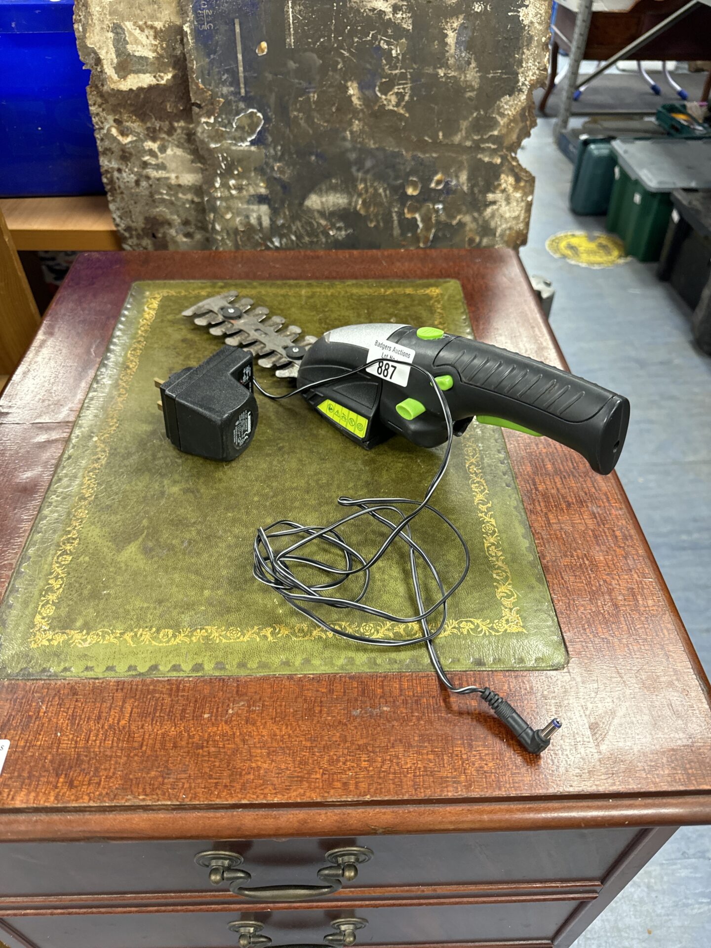887 The handy small electric trimmer with charger – working