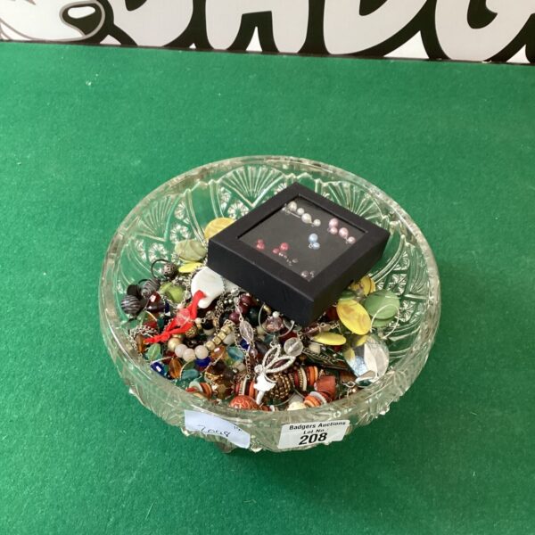 Assortment of vintage and fashion costume jewellery pieces.
