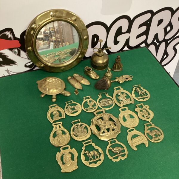 Vintage brass port hole mirror and nautical brassware selection.