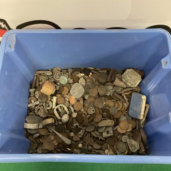 Mixed lot of old coins and metal detector finds for collectors.